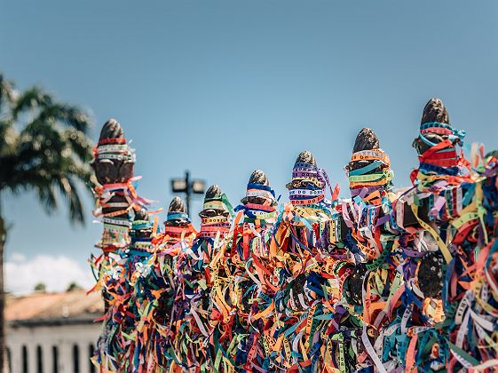 Brésil - Bracelets de pèlerin accrochés à la clôture de l'église Bomfim à Salvador da Bahia