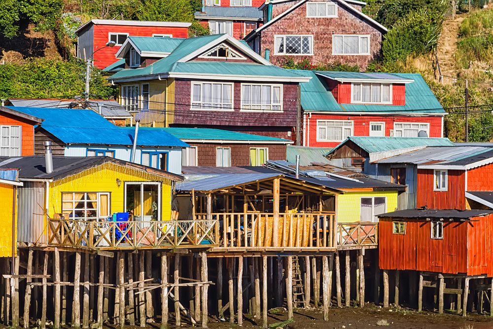 Chili - Rangée de maisons colorées sur pilotis à Castro, Patagonie 