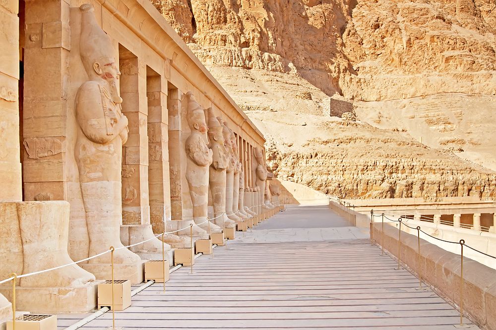 Egypte - Façade du palais de Hatshepsut ornementée de statues 