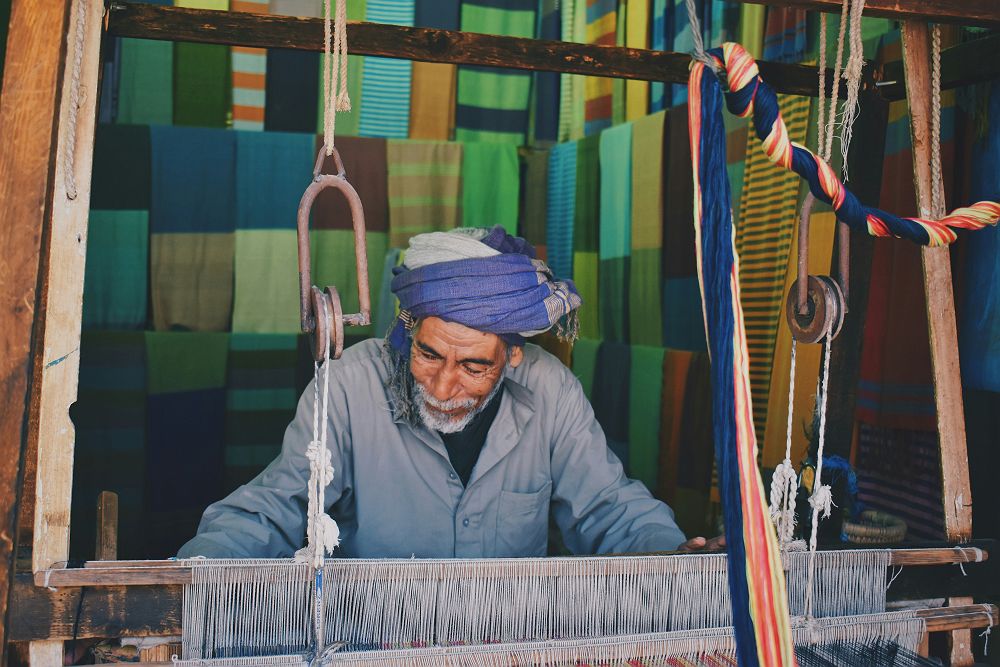 Artisan de tissus à Assouan - Egypte