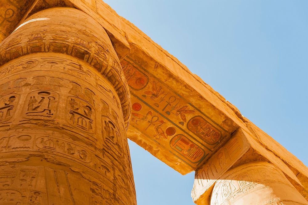 Egypte - Frises et colonnes ornementées de hiéroglyphes au temple Karnak à Louxor