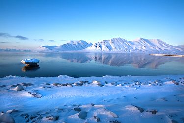 Spitzbergen mountain reflet dans Isfjord paysage d'hiver