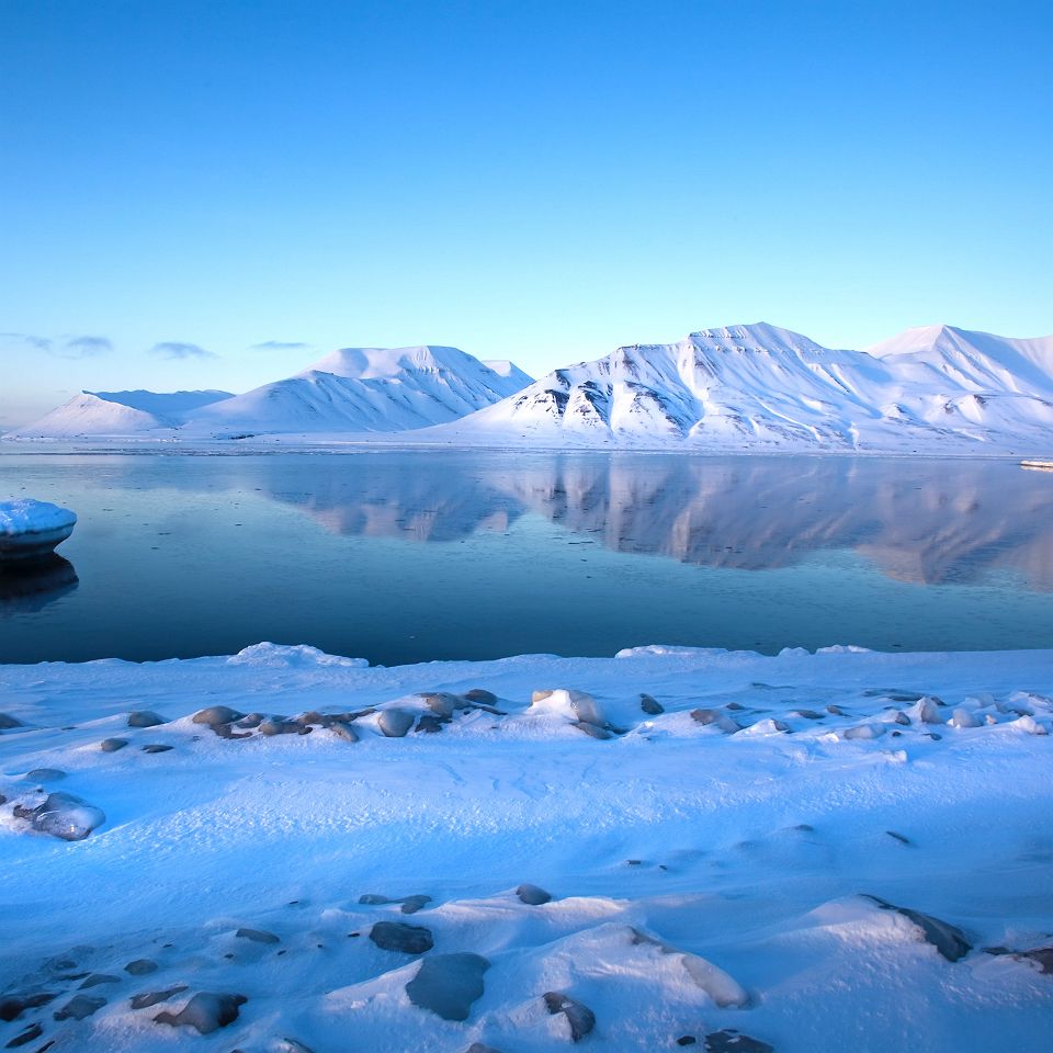 Spitzbergen mountain reflet dans Isfjord paysage d'hiver