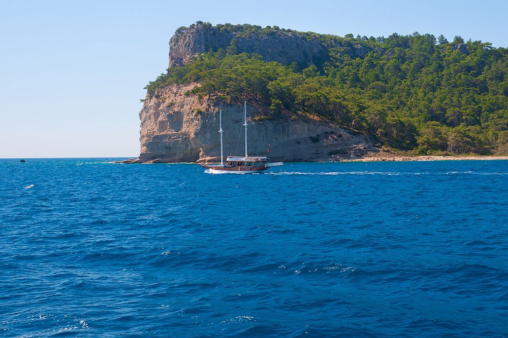 Bateau sur la mer dans la région d'Antalya - Turquie
