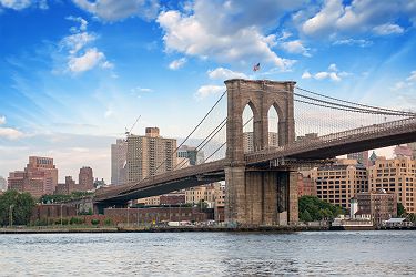 Le Pont de Brooklyn avec le quartier de Brooklyn en arrière plan - New York