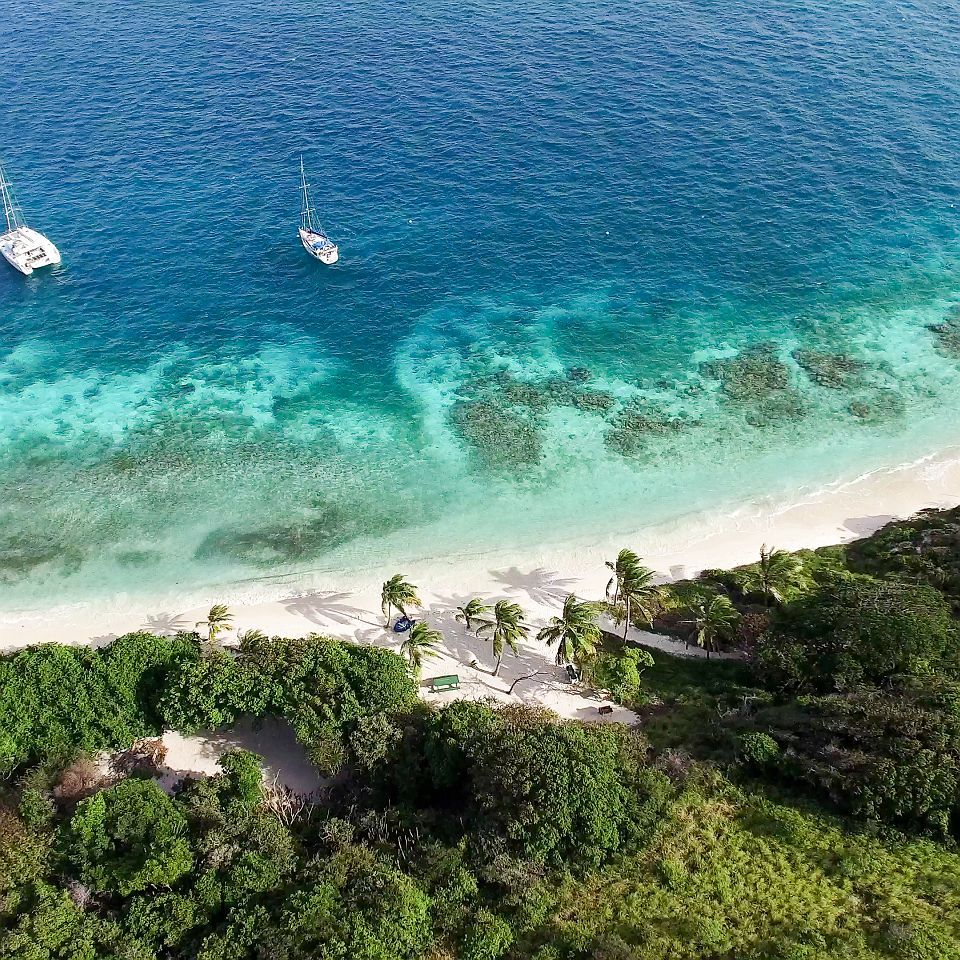 Caraïbes - Vue sur l'île Tobago Cays sur l'archipel de Saint-Vincent et les Grenadines