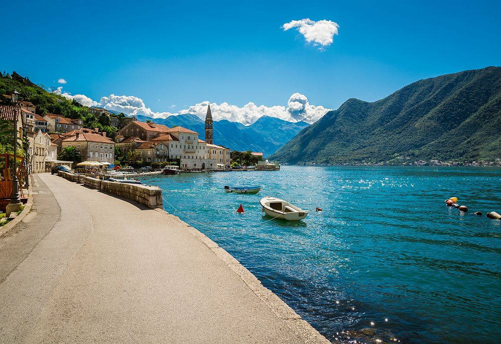 Montenegro - Sur les quais de la ville de Perast