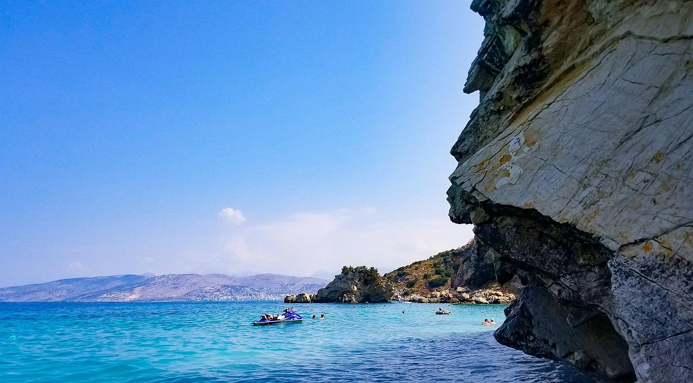 Saranda, Albanie, vue sur la mer, rocher