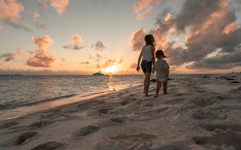 Dream Yacht Worldwild plage coucher du soleil enfants