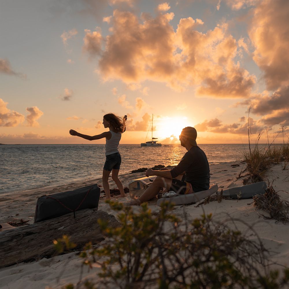 Dream Yacht Worldwild plage coucher du soleil famille