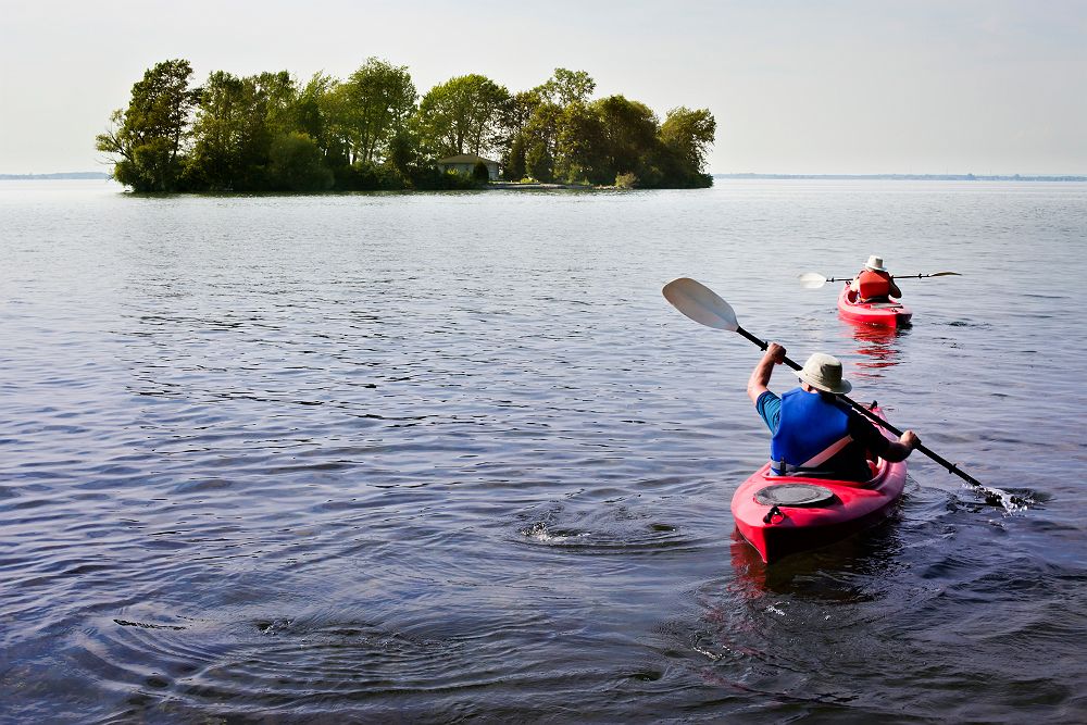 2 personnes en pirogue sur le fleuve Saint Laurent au Québec
