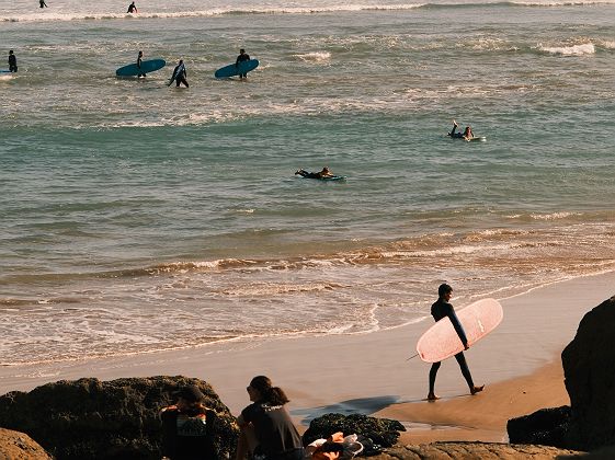 Surfers sur une plage de Mirleft - Maroc