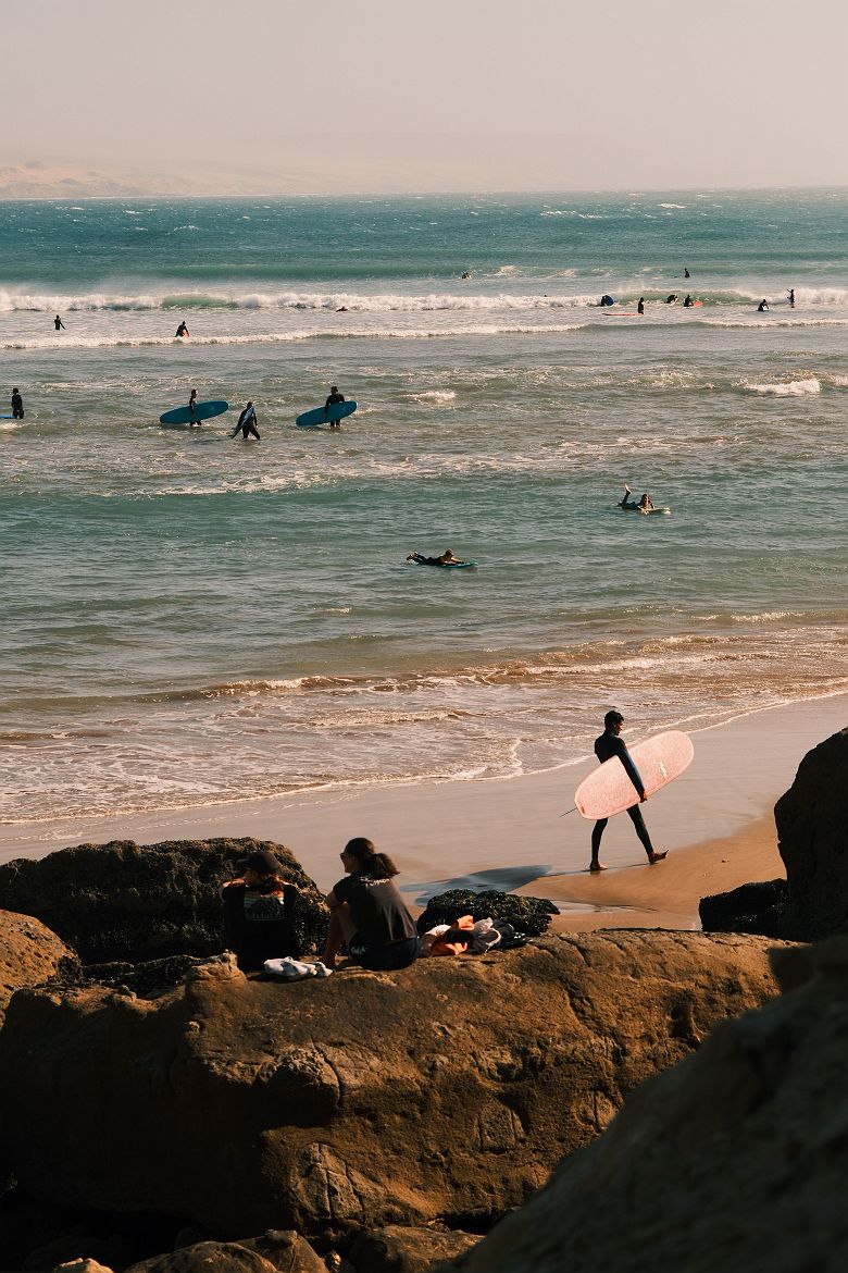 Surfers sur une plage de Mirleft - Maroc