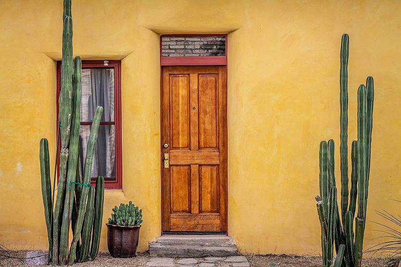 Porte de maison, façade colorée avec cactus, Tucson