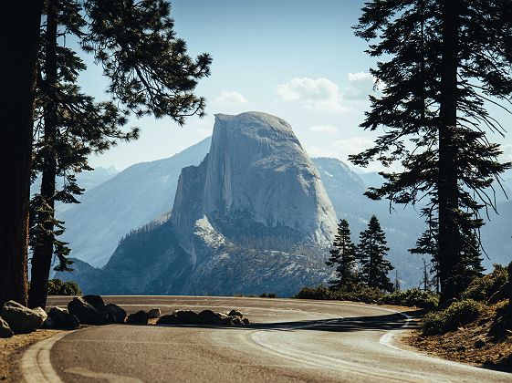 Route au coeur du parc Yosemite, Californie