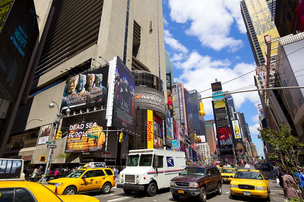 Circulation routière à Times Square à New York avec des taxis jaunes