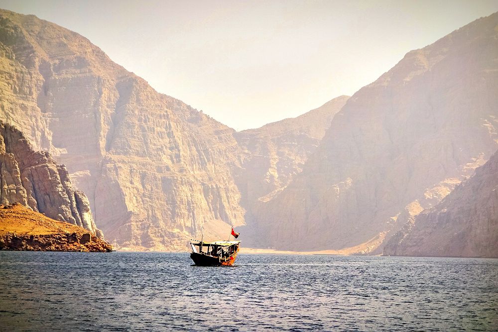Oman - Bateau de transport dans la mer, Musandam