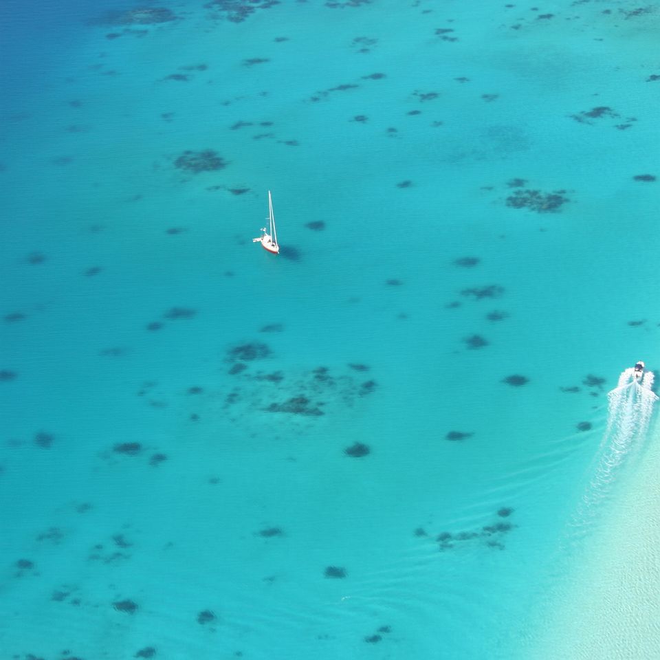 Polynésie Française - Île Bora Bora - Vue aérienne sur le lagon 