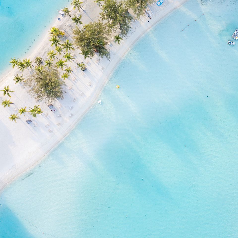 Vue aérienne d'une plage de Bora Bora - Polynésie Française