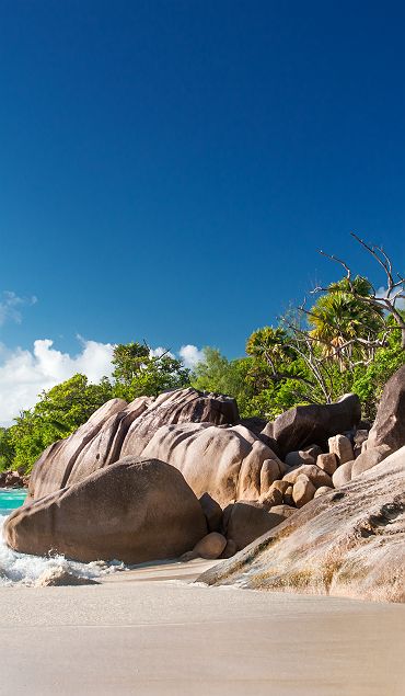 Seychelles - Vue depuis la plage Anse Lazio à l'île Praslin