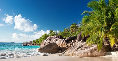 Seychelles - Vue depuis la plage Anse Lazio à l'île Praslin