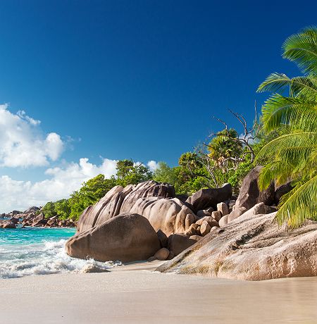 Seychelles - Vue depuis la plage Anse Lazio à l'île Praslin