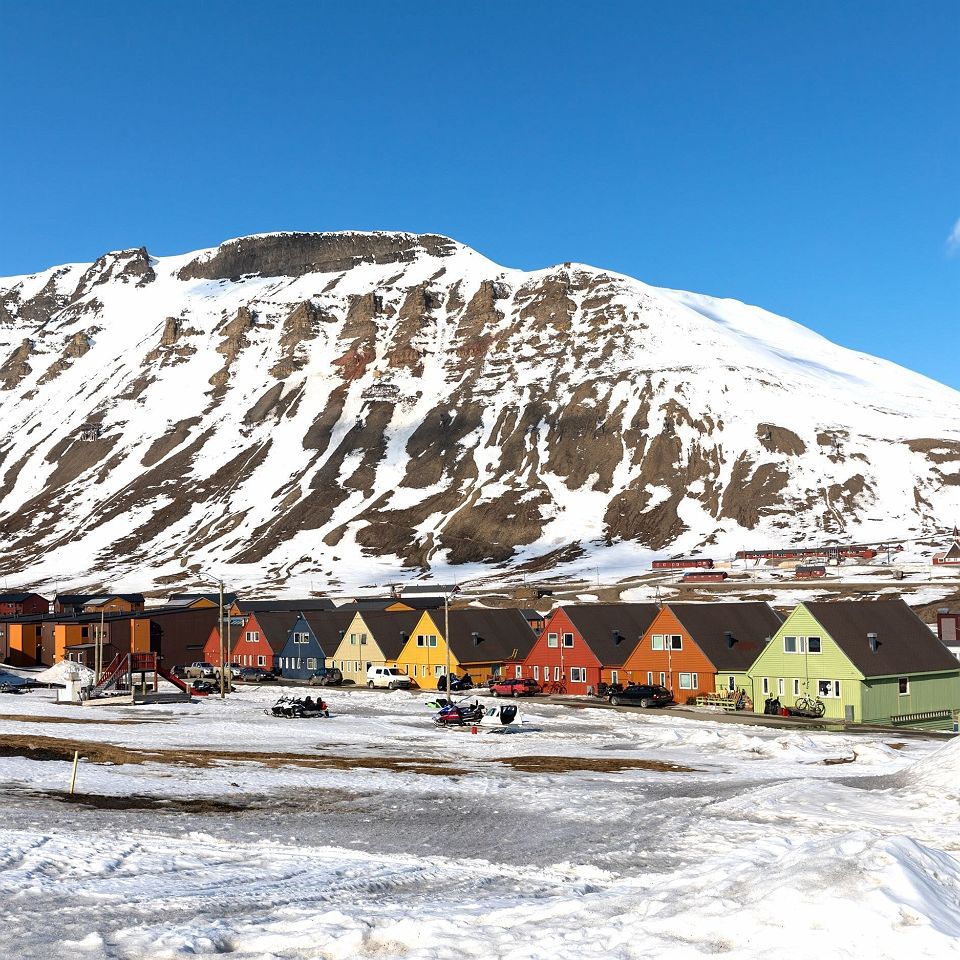 Maisons colorees et motoneiges a Longyearbyen