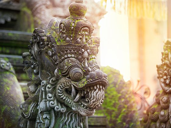 Bali - Statues de la mythologie locale dans un temple à Ubud