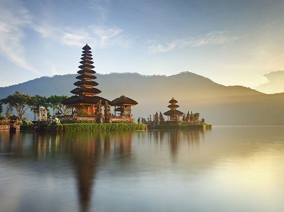 Asie - Vue sur le temple Ulun Danu au lever de soleil