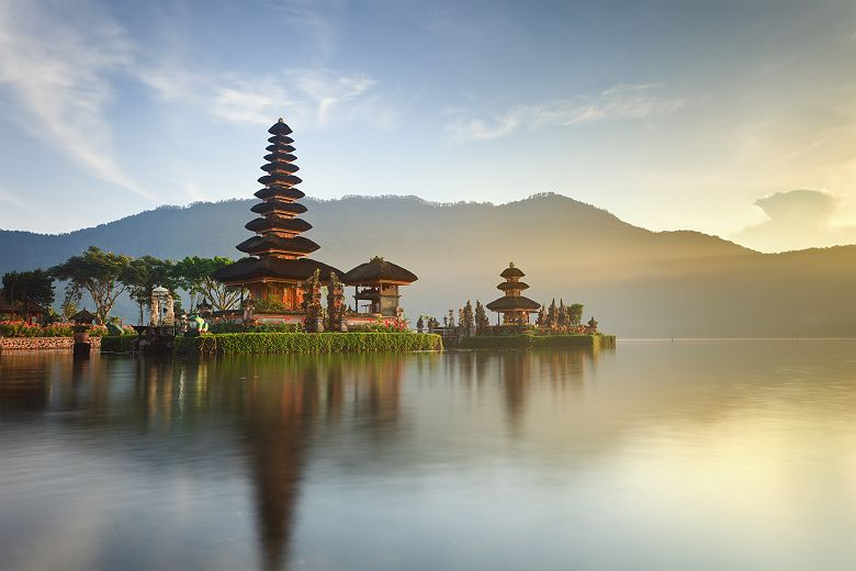 Asie - Vue sur le temple Ulun Danu au lever de soleil