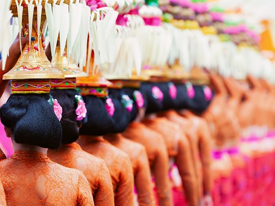 Balinaises avec des offrandes religieuses - Indonésie