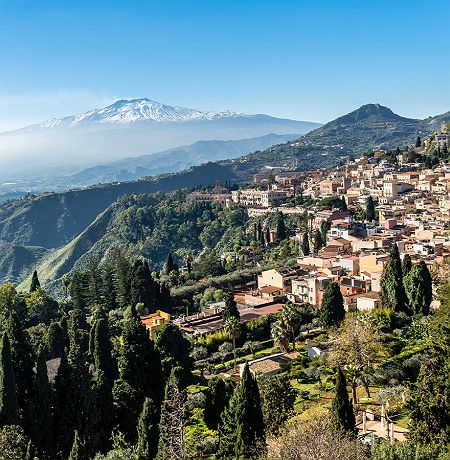 Vue panoramique sur Taormina et l'Etna, en Sicile