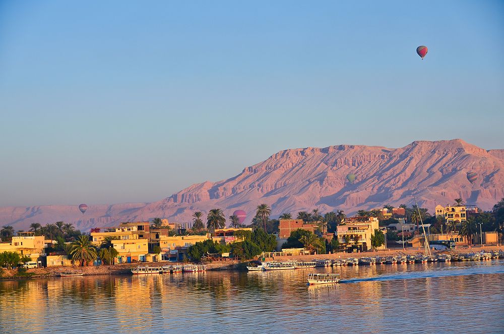 Egypte - Vue sur la ville de Luxor survolée par une montgolfière