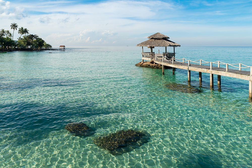 Jetee en bois entre le coucher du soleil a Phuket, Thailande