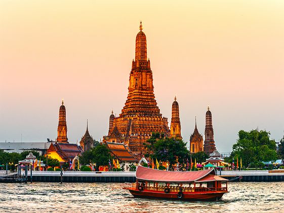 Thaïlande - Temple Wat Arun à Bangkok au bord de la rivière Chao Phraya