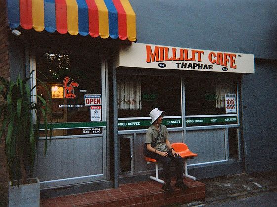 Café dans une rue de Chiang Mai