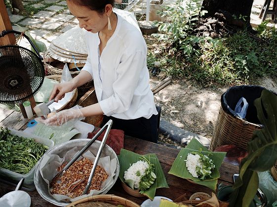 Femme cuisinant à Chiang Mai - Thaïlande