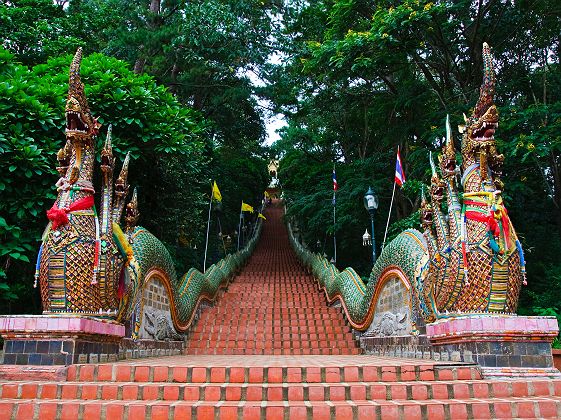 Escaliers aux nagas au Temple Wat Doi Suthep, Chiang Mai - Thaïlande