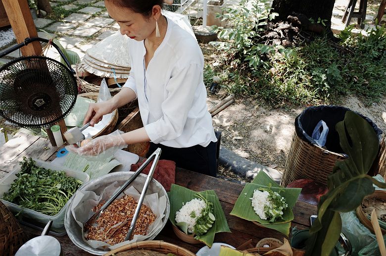 Femme cuisinant à Chiang Mai - Thaïlande