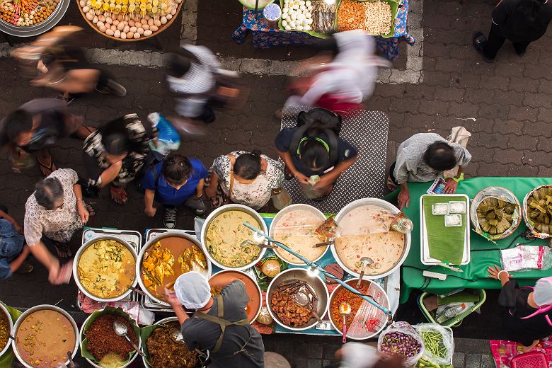 Thaïlande - Cuisine traditionnelle dans un marché de rue à Bangkok