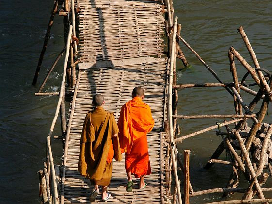 Moines sur le pont au dessus de la rivière Nam Khan à Luang Prabang - Laos