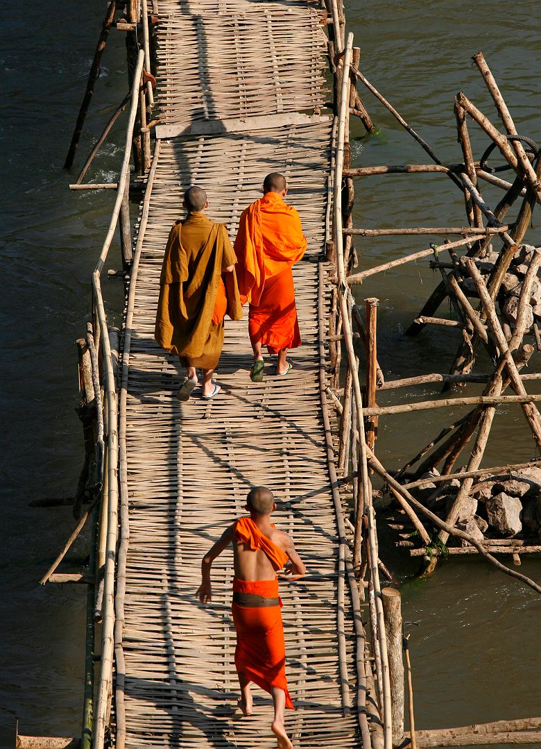 Moines sur le pont au dessus de la rivière Nam Khan à Luang Prabang - Laos
