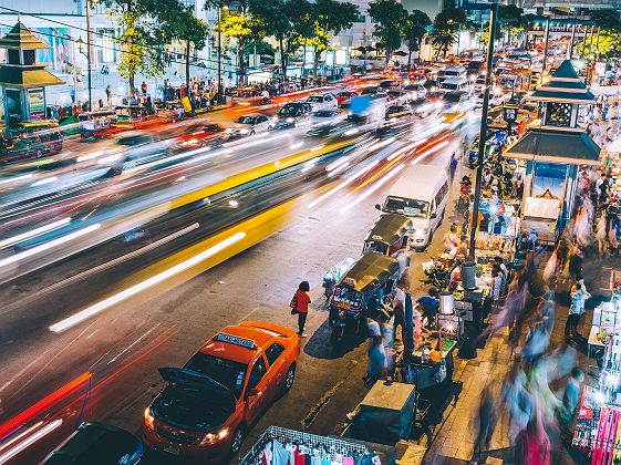 Rue animée de Bangkok en soirée - Thaïlande