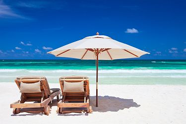 2 chaises longues et un parasol sur la plage à Tulum - Mexique