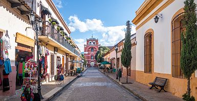 Mexique - Rues de la ville San Cristobal de las Casas avec l'arche de la tour Del Carmen en arrière-plan