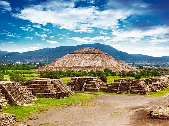Pyramides du soleil et de la lune sur le site de Teotihuacan - Mexique