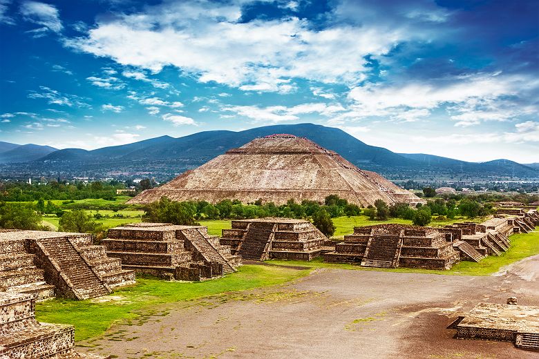 Pyramides du soleil et de la lune sur le site de Teotihuacan - Mexique