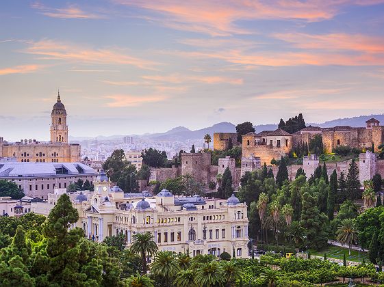 Espagne - Vue sur la cathédrale, la mairie et la citadelle Alcazaba à Malaga
