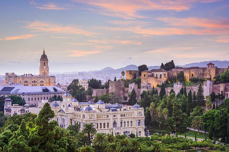 Espagne - Vue sur la cathédrale, la mairie et la citadelle Alcazaba à Malaga