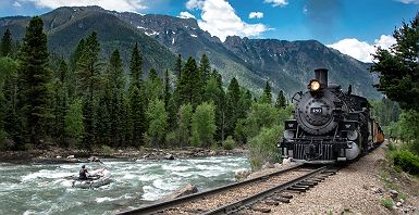 	Train le long de la rivière Durango
Le chemin de fer à voie étroite de Durango à Silverton, Colorado, USA